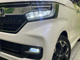【LEDヘッドライト】悪天候や夜間走行時も良好な視界を確保し安心して運転できる高輝度LEDヘッドライトを装備!点灯速度が早く、消費電力も抑えられています。