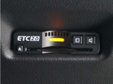 ◆ETC2.0装着◆進化したドライブ体験。料金収受システムだけだったETCが生まれ変わって、高速道路を賢く使うETC2.0に進化しました。多彩な情報サービスが便利で快適なドライブ体験を提供します。