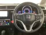 【ハンドル】運転にかかわる様々な操作を安全に行えるように視点移動が少なく操作性に配慮されたスイッチ類が凝縮されたコックピットです。