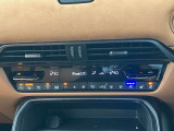 運転席&助手席には3段階調整が可能なシートヒーター機能だけでなく、ハンドルヒーターも付いており、夏場ではベンチレーション機能もご利用いただけます。