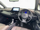 運転席まわりです。 各操作スイッチは使いやすい位置に配置されてます。