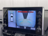 パノラミックビューモニターを装備。駐車場や交差点でクルマを真上から見るように周囲を確認できます。機能の詳細は販売店スタッフまでおたずねください。