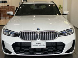 【BMWの伝統-1】BMWの特徴的な&ldquo;キドニーグリル&rdquo;は、80年以上続く伝統の形でございます。変わらないこだわりのデザインが、プレミアムブランド&ldquo;BMW&rdquo;を創り出します。