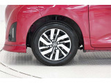 スポーティな印象を与える純正ホイールです。どこまでも走っていきたくなるようなデザインですね♪