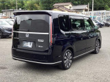 リアはプライバシーガラス付です。見た目もかっこいいですよね。また、太陽光を防ぐので冷房の効きを良くする効果もあるんです。エアコンを控えめにすれば燃費向上も見込めますよ。