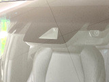 【プリクラッシュセーフティ】前方の車両等を検知し、衝突しそうな時は警報で注意を促し、ブレーキを踏む力をサポート。ブレーキを踏めなかった場合は衝突被害軽減ブレーキが作動、衝突回避をサポートします。