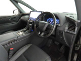 高級感のある美しいインテリアデザインの運転席です。