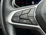 アダプティブクルーズコントロールは、フロントバンパーのレーダーセンサーを使用し、前方の車両の加減速に応じて自動的にスピードを調節、車間距離を維持します。(時速30km以上で使用可能)