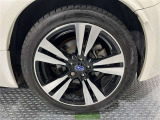 純正アルミホイール付き。タイヤ装着サイズは「215/45R17」です。