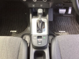運転席周辺のスマートなレイアウトが、操作のしやすさを実現。快適なドライブをサポートします。手元で操作ができる、電子制御パーキングブレーキ。