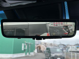 【デジタルルームミラー】車両後方カメラの映像をルームミラーに映すことが出来ます。 そのため、後席に人や荷物があって後方が見えづらい場合でもしっかり視界を確保することが出来ます。