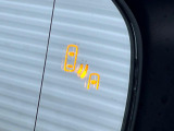 【ブラインドスポットモニター】走行中、ドアミラーの死角になりやすい箇所に後続車が接近するとサイドミラーのレンズに警告を表示!ドライバーに注意喚起をしてくれます。