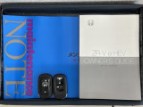 スマートキーは鍵をバッグに入れたままでもドアロックの開閉やエンジンのON・OFFができます。夜間や雨の日も鍵を探さなくて良いので便利です。