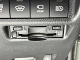 【ETC】高速道路などの料金所における自動料金支払いシステムです。車載器と料金所のアンテナとの間で無線通信を行い、料金を自動で支払うことができます。