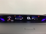 デジタル表示のスピードメーターとタコメーターを大きく配した見やすいメーター部になっています。左側のインフォメーション画面でオドメーターや燃費などの情報を確認できます。