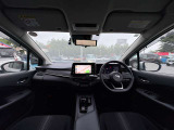 広々とした運転席で快適なドライブをお楽しみください