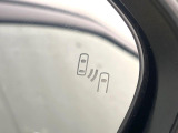 【ブラインドスポットモニター】走行中、ドアミラーの死角になりやすい箇所に後続車が接近するとサイドミラーのレンズに警告を表示!ドライバーに注意喚起をしてくれます。