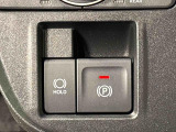 指先だけで簡単に操作が可能な電動パーキングブレーキを採用。「HOLD」スイッチを押すと、渋滞や信号待ちなどでブレーキペダルから足を離しても、ブレーキを保持するので安心です