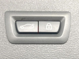 ●電動リアゲート:ワンタッチでリアゲートの開閉ができ、荷物などで両手が塞がっている状態でも簡単に開閉ができる便利機能です。