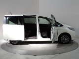 Honda独自のセンタータンクレイアウト、低床設計で床が低くドアも大きく開きますので、女性やお子様、ご年配の方にも一段と乗り降りがしやすくなっています。