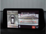 【360&deg;ビュー・モニター】専用カメラにより上から見下ろしたような視点で360度クルマの周囲を確認することができます。駐車が苦手な方でも縦列駐車や幅寄せ時に活躍してくれます。
