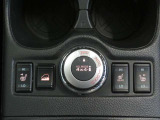 インテリジェント4&times;4は、あらゆる路面に対応する電子抑制4WDシステムです☆運転席・助手席・後席にシートヒーターも完備しています♪