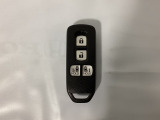 スマートキー付きですからドアロックの開閉およびエンジンスタートが楽々です。電動スライドドアの開け閉めもボタンで操作できます。