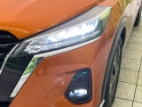 【LEDヘッドライト】悪天候や夜間走行時も良好な視界を確保し安心して運転できる高輝度LEDヘッドライトを装備!点灯速度が早く、消費電力も抑えられています。