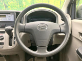 インテリアに合わせたデザインのステアリングは、運転される方のことも考え、運転しやすい形状、大きさです。是非一度、実際に触ってお確かめください。