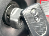 【キーレス】少し離れた場所からでもボタン一つでドアの開錠・施錠ができるのでとっても便利!ドアの鍵穴周りに傷をつけることもありません♪