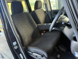 【フロントシート】アイポイントが高く、視界が開けているので、運転する際も快適♪シートも厚みがあり座り心地にこだわったシート設計になっているので、長時間ドライブの際も疲れを軽減してくれます☆
