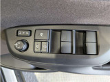 パワーウィンドウのスイッチですよ。 運転席に居ながら窓を開け閉めのコントロールできますよ。 ロック機能で、子供がイタズラして窓を開けるという事も無くなりますよ。