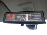 スマートルームミラーがリヤカメラで車両後方の映像ルームミラー表示しをクリアな後方視界を確保してくれます。