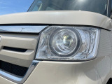 【LEDヘッドライト】悪天候や夜間走行時も良好な視界を確保し安心して運転できる高輝度LEDヘッドライトを装備!点灯速度が早く、消費電力も抑えられています。