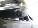 助手席側で見えにくい左前方の映像を、車内のマルチファンクションディスプレイに映し出します。前方への駐車や左寄せ、狭い道でのすれ違いなど、さまざまなシーンで安心して運転できる便利な機能です。
