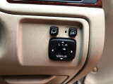 【電動格納ミラー】サイドミラーは電動格納式となっており、狭い駐車場でもキズがつくリスクを抑えられます。