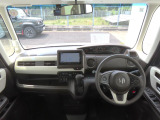 【インパネ周り】広々とした視界性の良い運転席です。ゆったりとした快適な乗り心地で運転できます。インテリアカラーはブラック&times;ホワイト。シンプルで落ち着いた雰囲気に仕立てました。