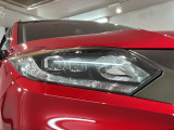 LEDヘッドライトは、点灯の瞬間から最大光量を発揮し、突然暗くなるトンネルなどでの安定感を高めます。