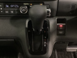 CVT車のセレクトレバーです。低速から高速まで、変速ショックのないスムーズな走りと、エンジン効率のよい領域を維持して燃費にも貢献します。サイドブレーキはスイッチ操作の電子制御パーキングブレーキです。