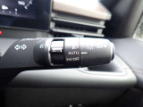オートライト機能が装備されており暗い場所に入ると車両が検知しライトのON・OFFを自動的に切り替えてくれますので非常に便利な装備です♪