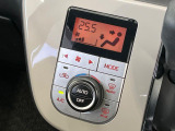 【オートエアコン】一度お好みの温度に設定すれば、車内の温度を検知し風量や温度を自動で調整。暑い&hellip;寒い&hellip;と何度もスイッチ操作をする必要はありません。快適な車内空間には必須の機能ですね♪