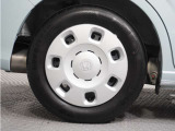 ◆純正ホイール装着車◆シンプルなデザインのホイールキャップ付きです。