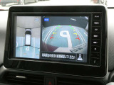 前後と左右のドアミラーに取り付けられたカメラの映像を、上から見下ろしたかの様に加工して、車庫入れをサポートする「アラウンドビューモニター」を採用しております♪