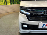 【LEDヘッドライト】悪天候や夜間走行時も良好な視界を確保し安心して運転できる高輝度LEDヘッドライトを装備!点灯速度が早く、消費電力も抑えられています。