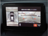 【360&deg;ビュー・モニター】専用カメラにより上から見下ろしたような視点で360度クルマの周囲を確認することができます。駐車が苦手な方でも縦列駐車や幅寄せ時に活躍してくれます。