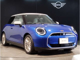 MINIのフロントグリルのデザインはイギリスで生まれた当初から、シルバーのサイドバーが折り重なった伝統的なデザインで御座います。その伝統はBMWのお車になってからでも少しずつ形を変えて守られております