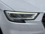 視界を鮮明に照らすだけでなく、対向車への配慮と最適な視界を両立し、ダイナミックインジケーターの流れるような輝きが、夜の街並みに先進性と知性を描き出します。