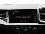 スマートフォンとAudiをUSBケーブルを介し接続。AppleのCarPlayやAndroid Autoのアプリを通じて、スマートフォンのコンテンツをMMIディスプレイに表示します。