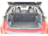 後席シートは分割可倒式です。乗せる荷物や乗車人数に合わせて片側ずつ倒すことが出来ます。
