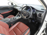 高揚感の高まる美しいインテリアデザインの運転席です。